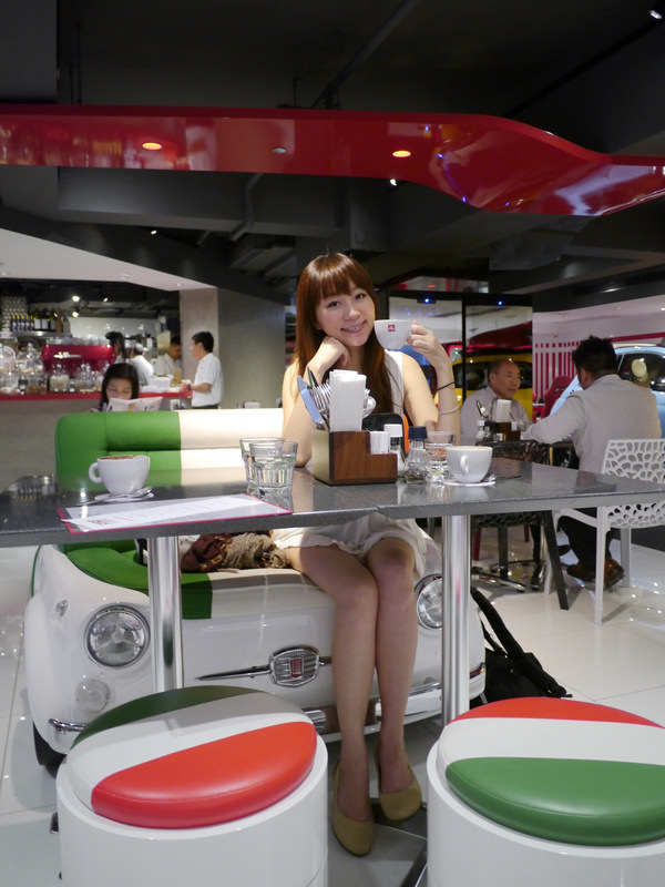 邊喝咖啡邊賞車的FIAT CAFFE♥亞洲第二家就在香港銅鑼灣♥車迷朝聖必去！！