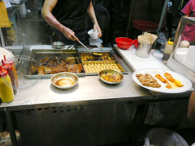 香港美食…街邊美食  咖哩魚蛋+雞仔蛋~~