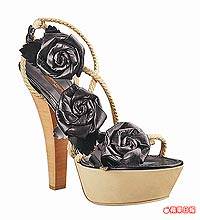攀附繩索的玫瑰花高跟鞋相當有女性韻味。